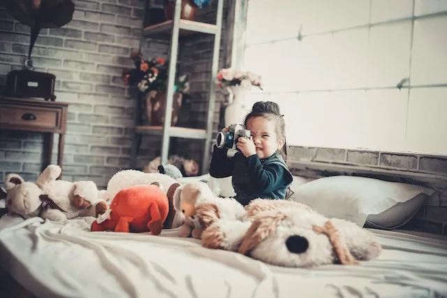 child-playing-in-bed-raise-innovative-kids