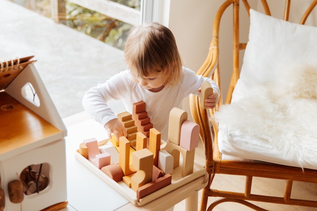 child playing blocks raise innovative kids